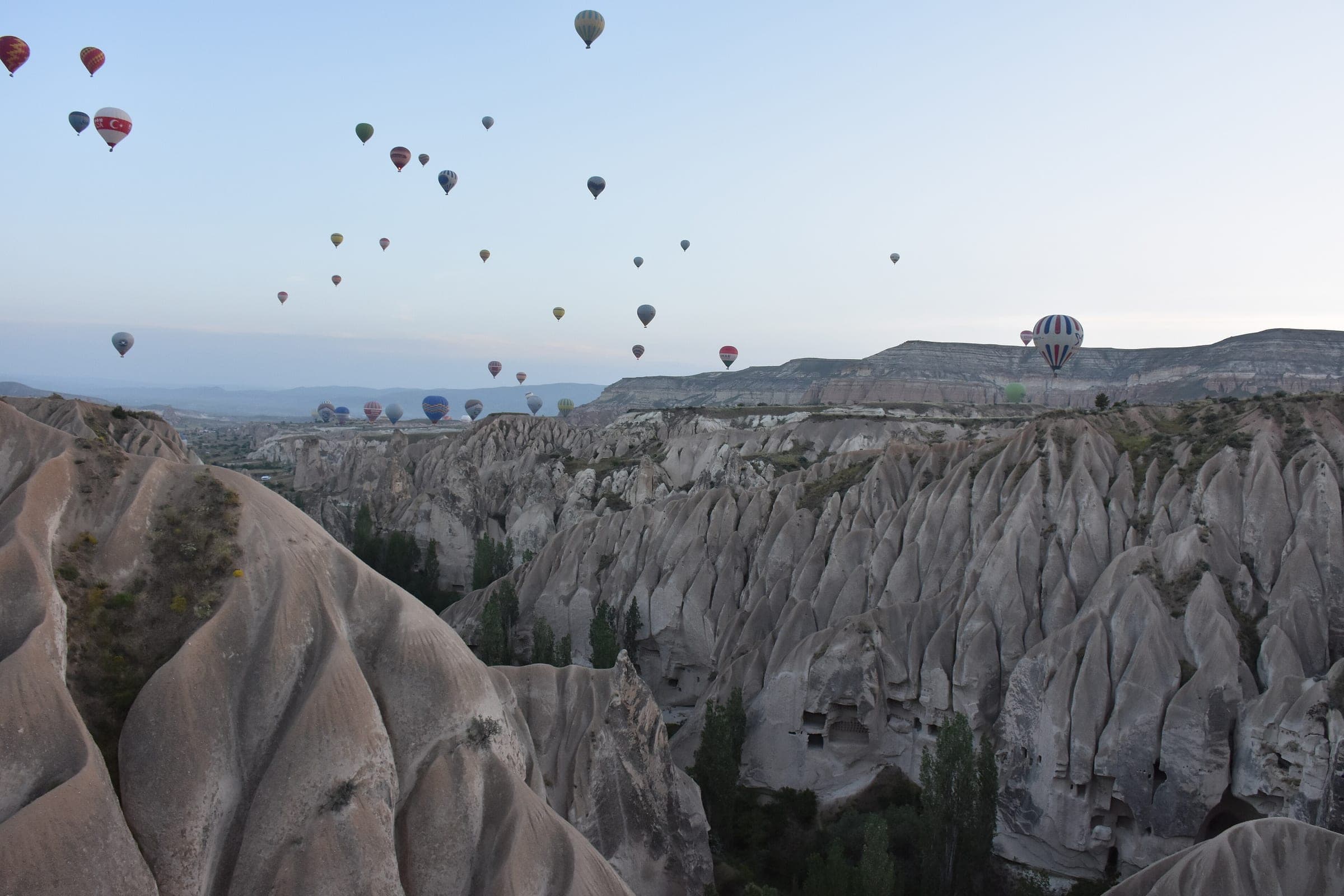 Montgolfières au-dessus des vallées de Göreme, à l'aube