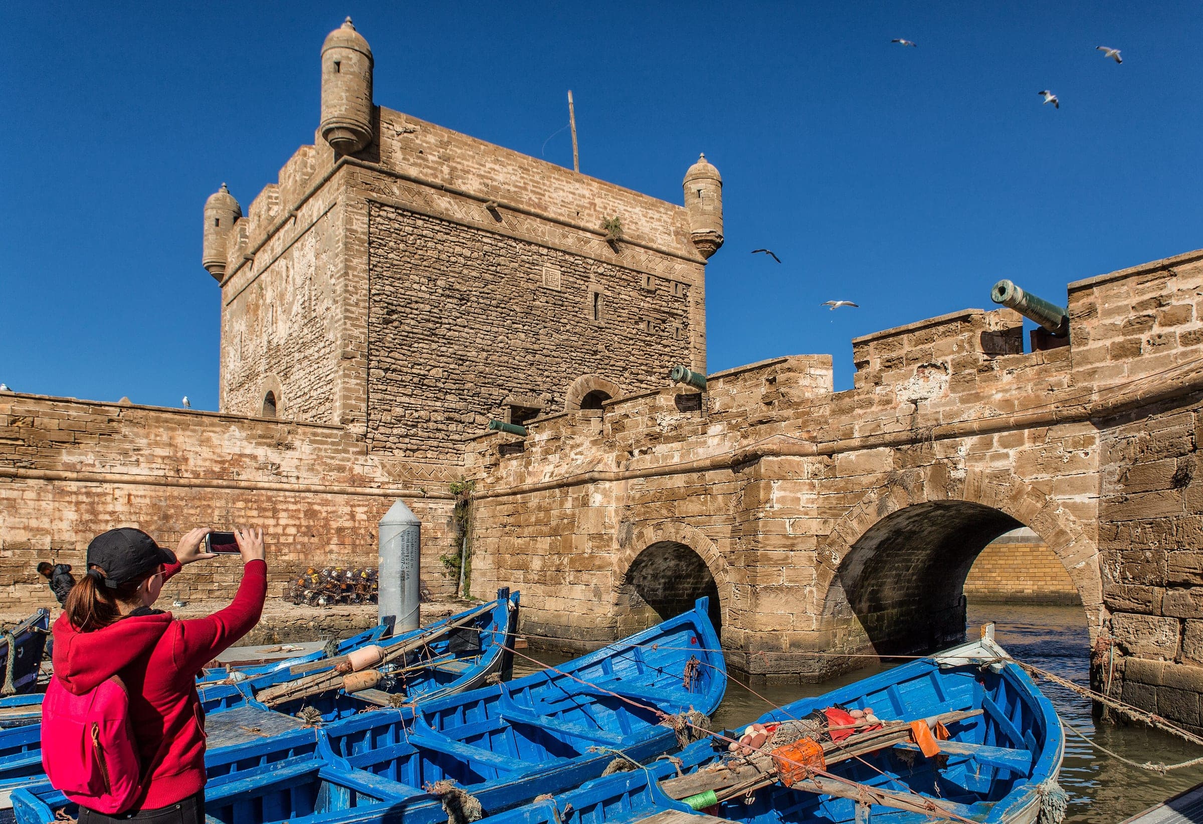 Barques bleues et bastion de la skala du port d'Essaouira