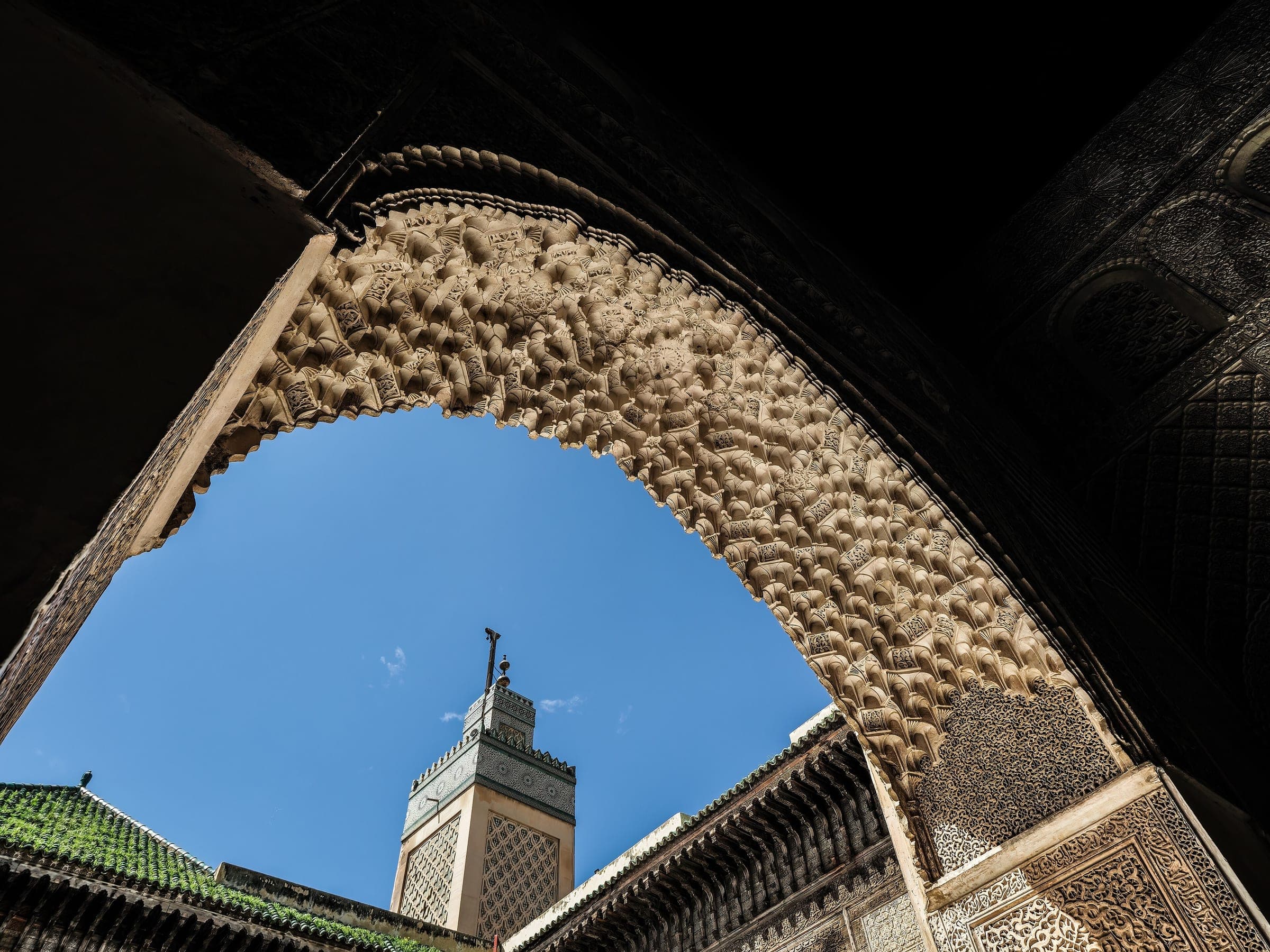 Arcade de la médersa Bou Inania encadrant un minaret, à Fès