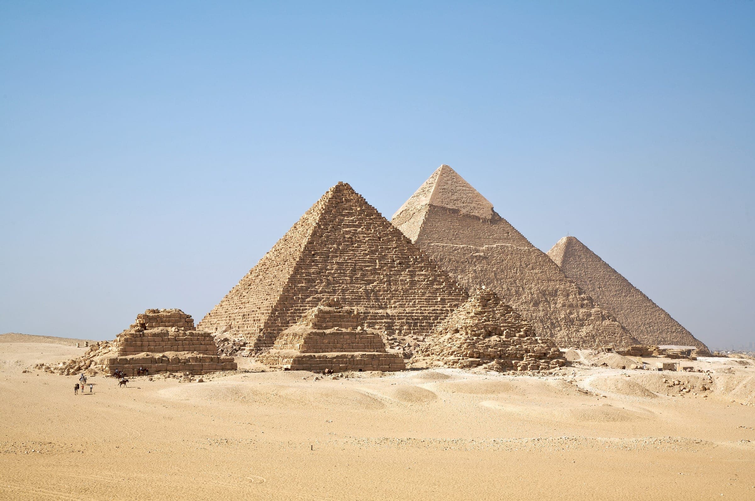 Pyramides de Gizeh au bord du plateau désertique