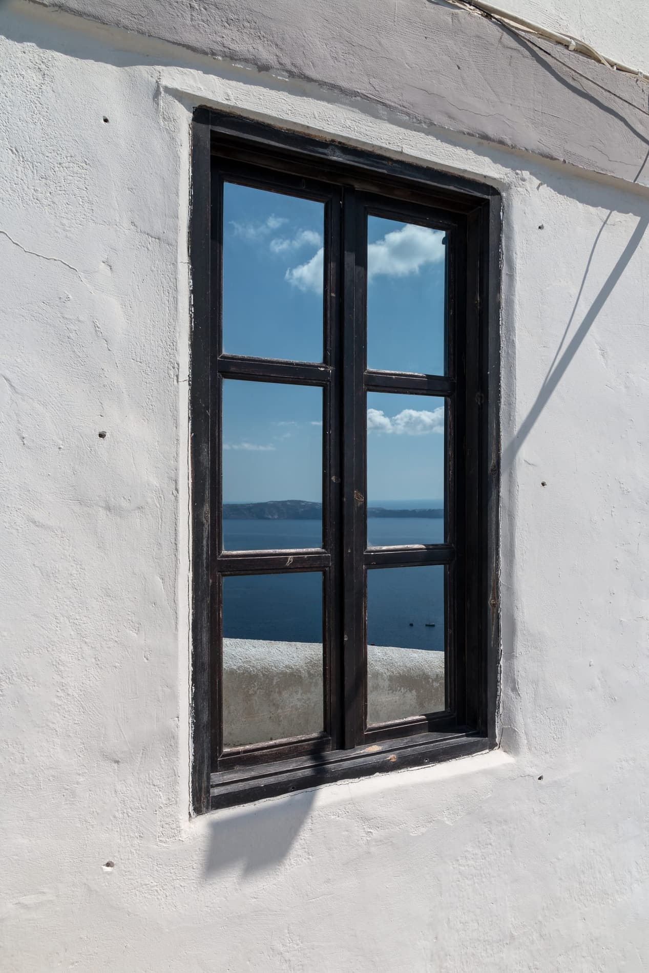 Maisons blanches de Santorin au-dessus de la mer Égée