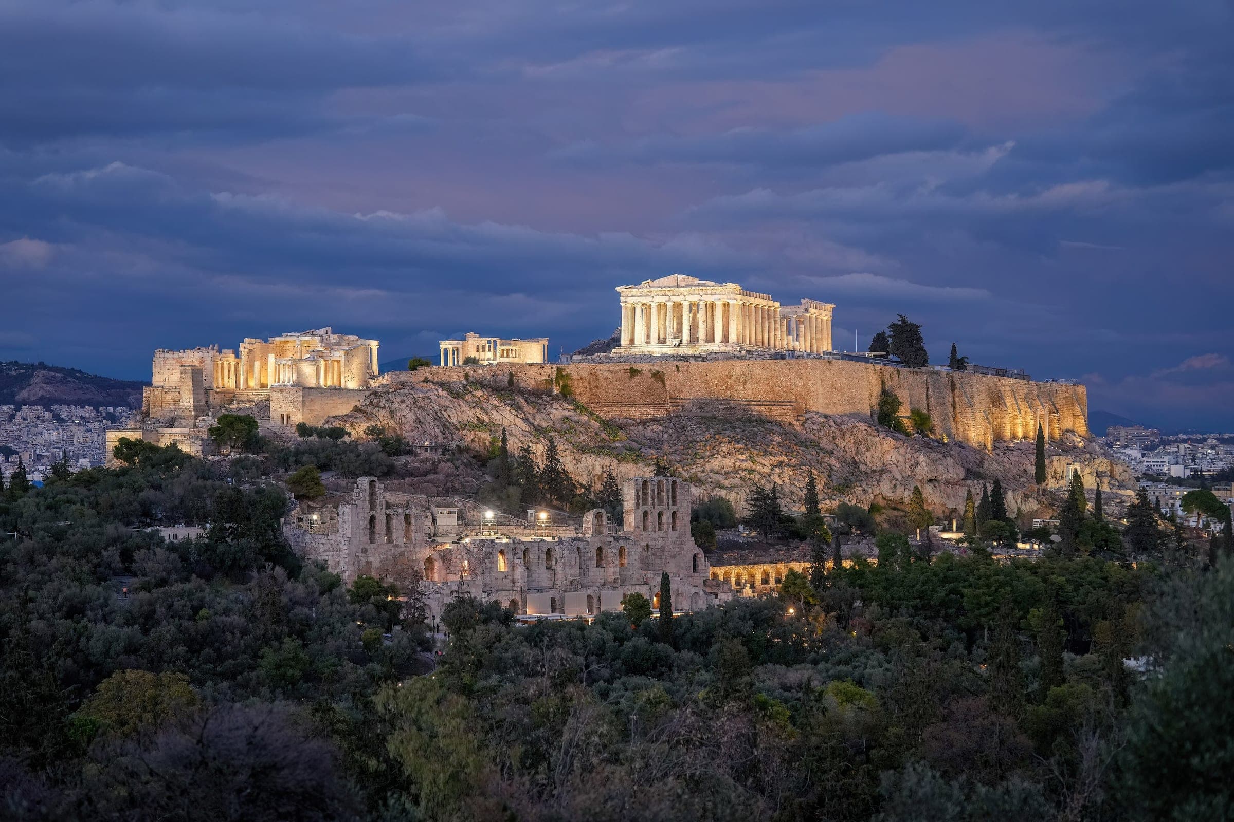 L'Acropole d'Athènes éclairée à la nuit tombée