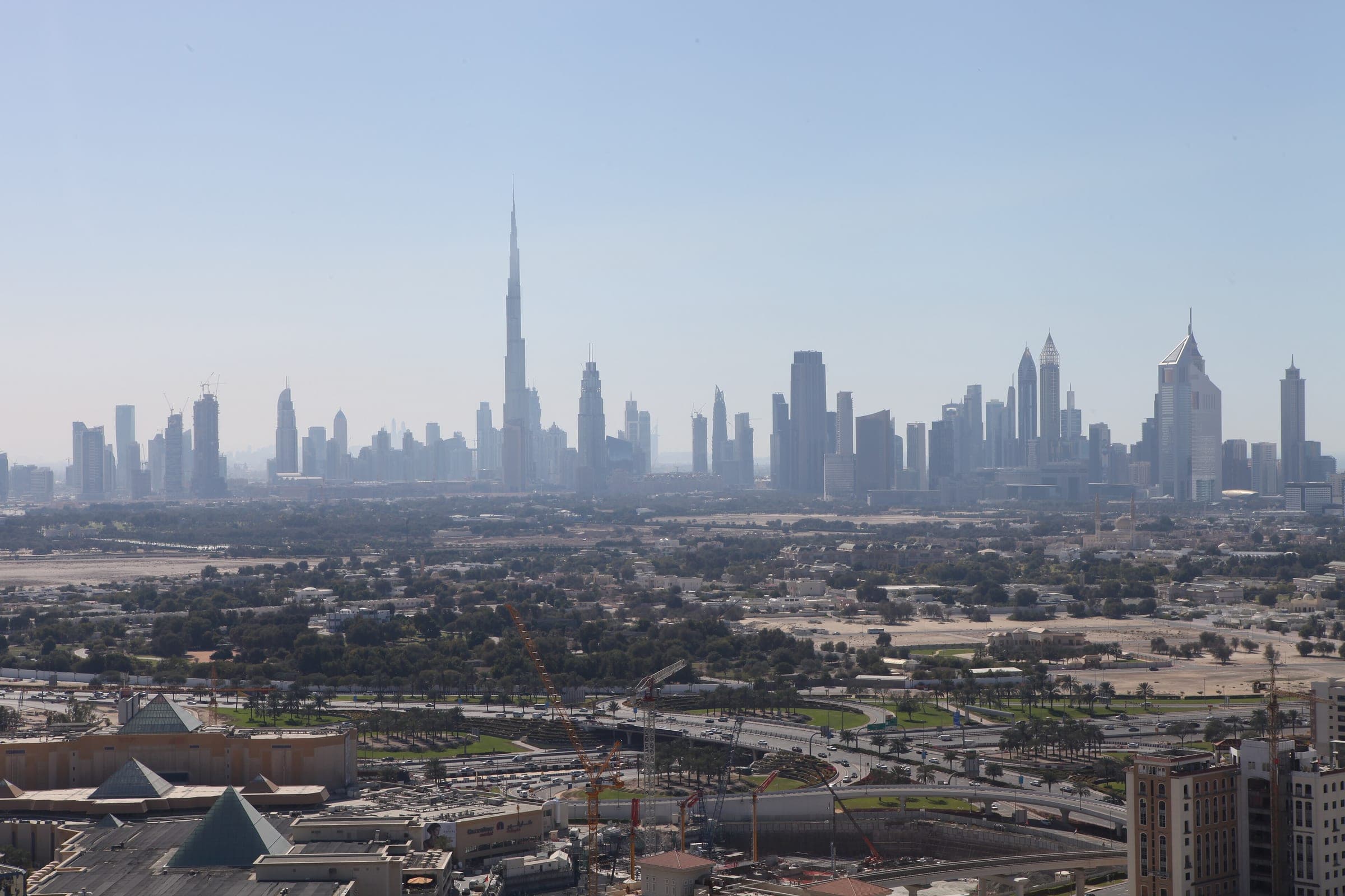 Ligne d'horizon de Dubaï dominée par la Burj Khalifa