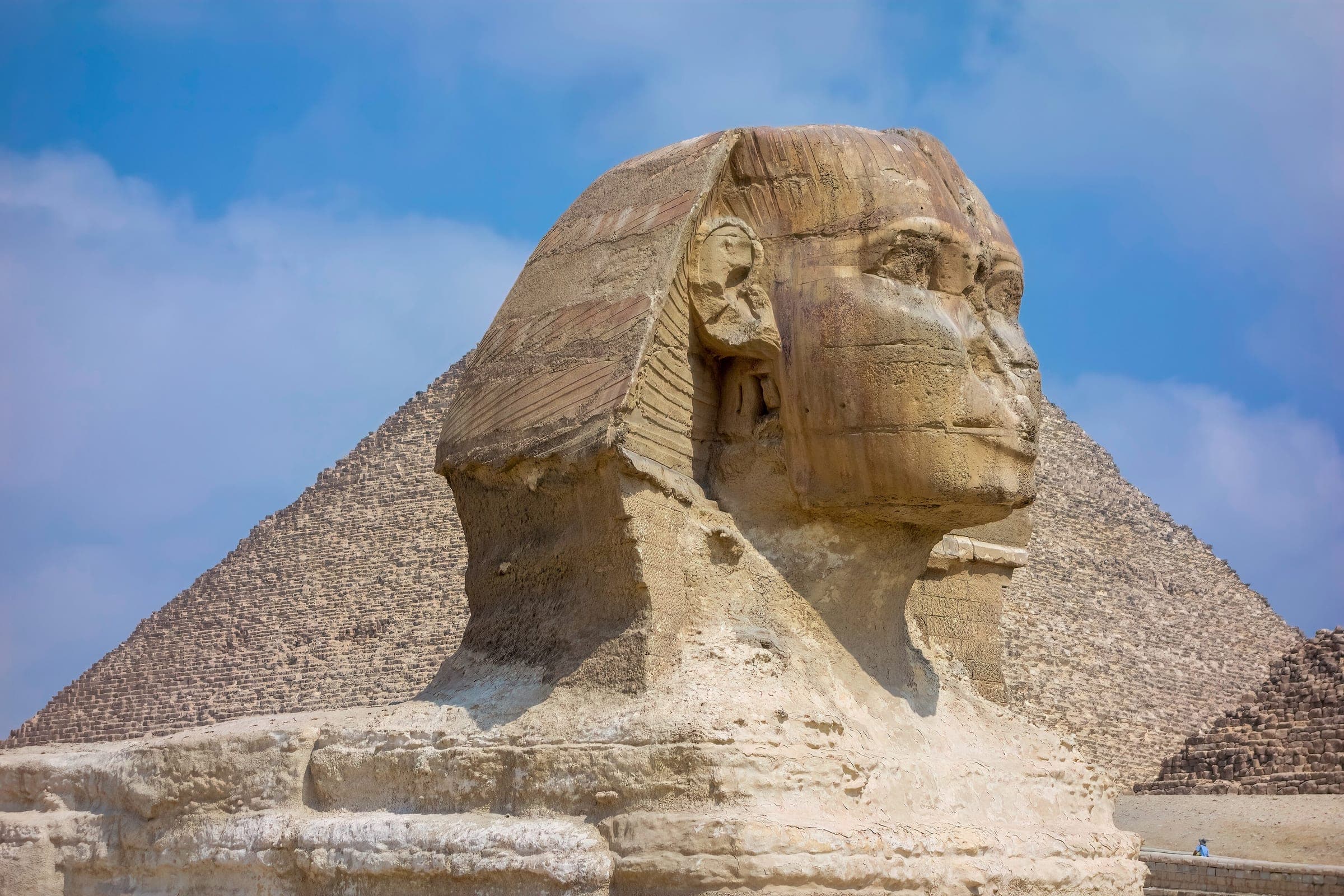 Le Sphinx de Gizeh devant la pyramide de Khéphren