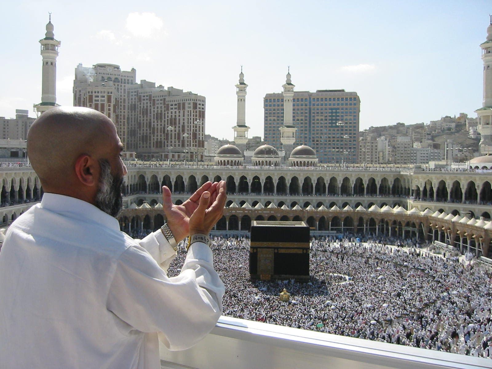 Pèlerin en prière devant Masjid al-Haram, à Makkah