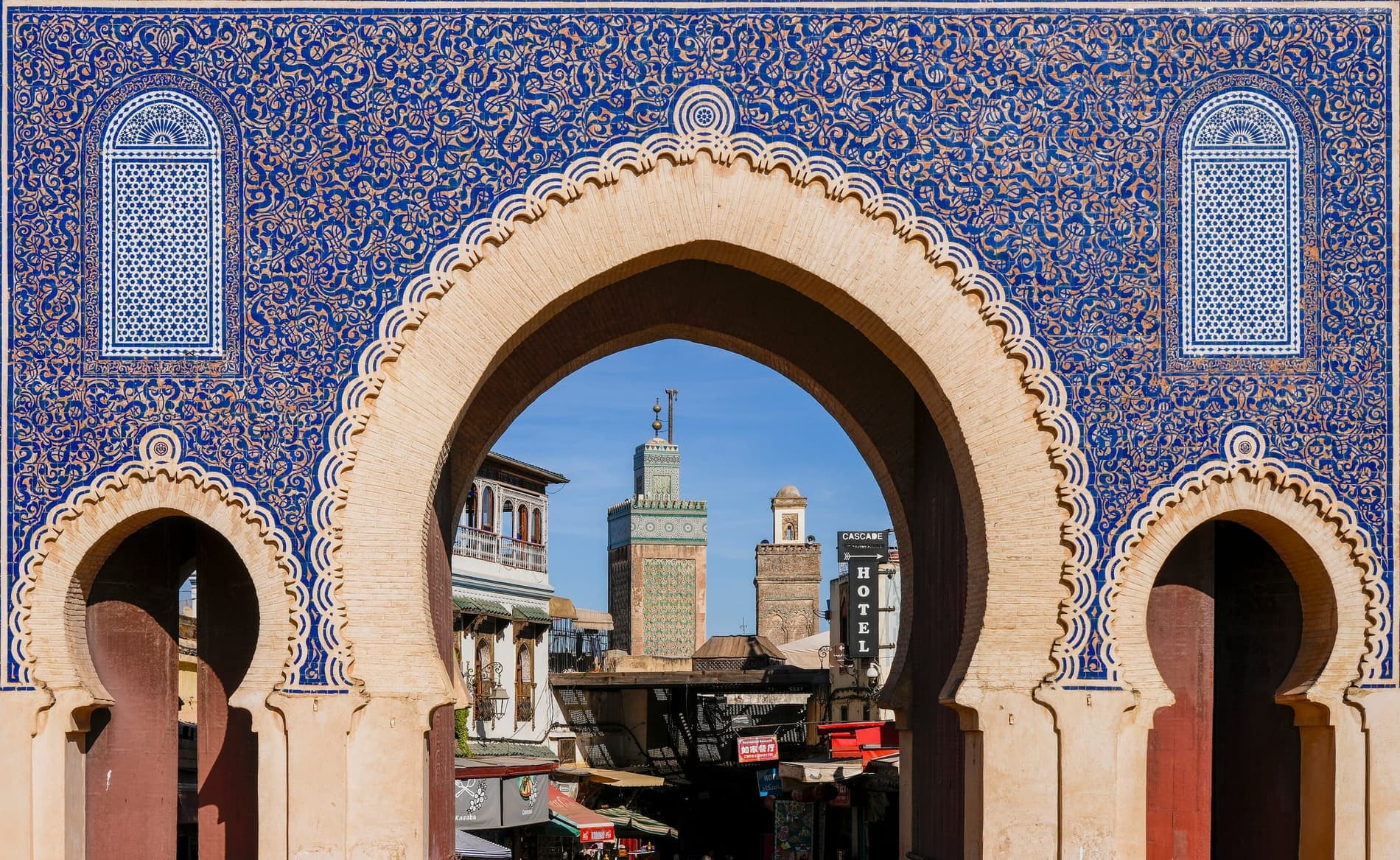 Ruelle d'une médina marocaine, murs ocre et portes travaillées